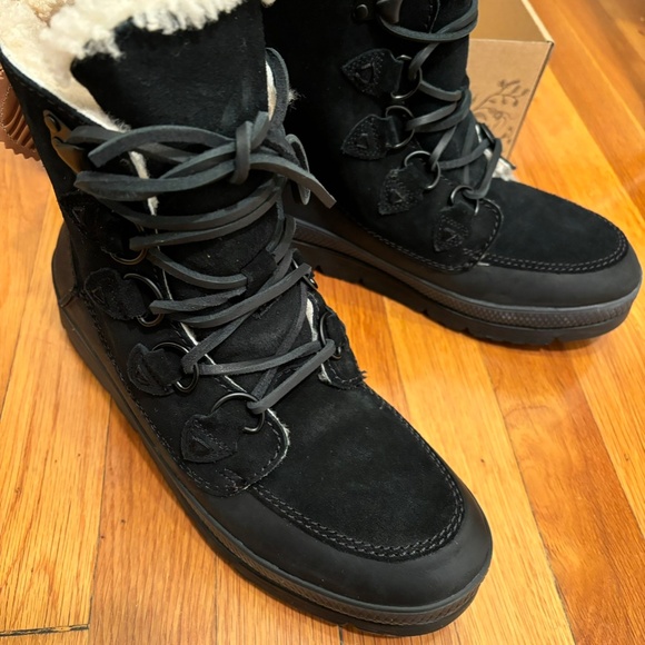 NWT Manitobah Waterproof Lined Boot main image 6